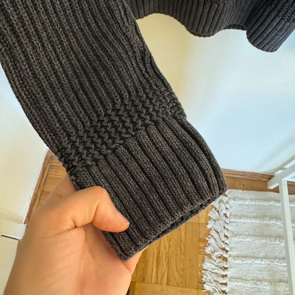 Abercrombie & Fitch Charcoal Ribbed Sweater in Size Small - Picture 4 of 8